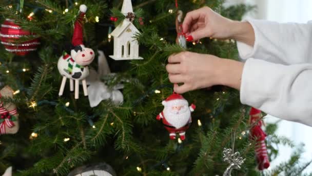 クリスマスツリーはクリスマスの装飾やライトを飾りました 冬休みの準備 お祝いのコンセプト — ストック動画