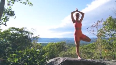Gün batımında yapraklı ormanı ve yeşil ağaçları olan güzel dağlar. Kamera soldan sağa hareket eder