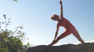 Gün batımında yapraklı ormanı ve yeşil ağaçları olan güzel dağlar. Kamera soldan sağa hareket eder