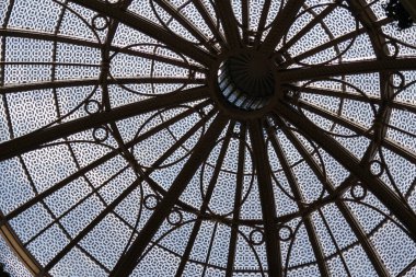 Dekoratif ve Süslü Cam Tavan Silueti