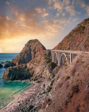 Big Sur, California 'daki Pasifik Sahil Otobanı' ndaki Big Creek Köprüsü. Vista Point 'ten görüntülendi.