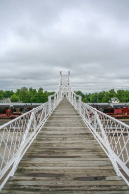 Springfield, Missouri 'deki Commercial Caddesi' ndeki tarihi Jefferson Bulvarı Köprüsü. 1902 'de inşa edilmiş ve demiryolu üzerinde yayılmış..