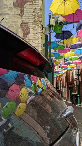 Redlands, California - 27 Nisan 2019: Redlands 'da Orange Street Alley' de asılı renkli şemsiyeler. Bir aracın arka camında bir yansıma görülebilir.