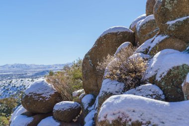 Kaliforniya 'nın Joshua Tree çölünde granit kaya üzerinde kar yağışıydı.