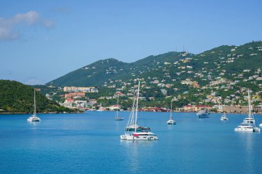 St. Thomas ABD Virgin Adaları 'ndaki Charlotte Amalie limanında tekneler