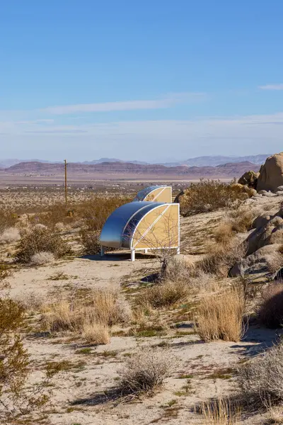 Две Спящие Капсулы Открытом Воздухе Пустыне Мохаве Джошуа Три Калифорния — стоковое фото