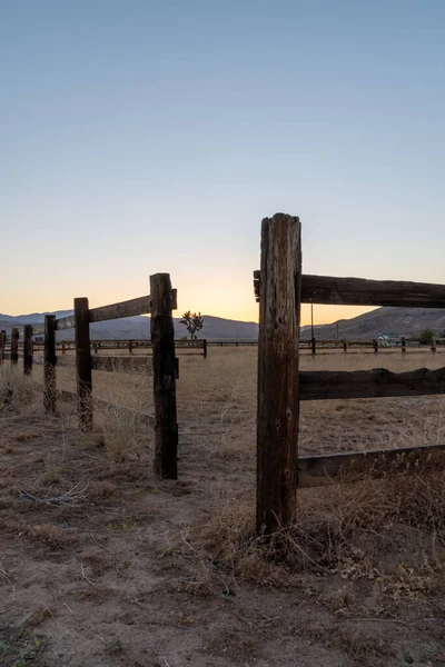 位于先锋镇的一个加利福尼亚沙漠农场的旧木制围栏 有落日和高山作为背景 — 图库照片