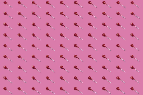 Frajerzy Lizaków Czerwonymi Opakowaniami Powtarzającym Się Wzorze Różowym Bezszwowym Tle — Zdjęcie stockowe
