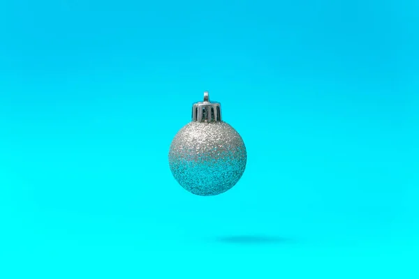 Gümüş Noel Balosu Süslemesi Mavi Arkaplanda Orta Havada Yüzüyor