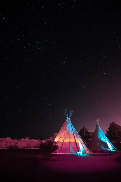 Teksas, Marfa 'da Yıldızlarla dolu Gökyüzü Altındaki Teepees