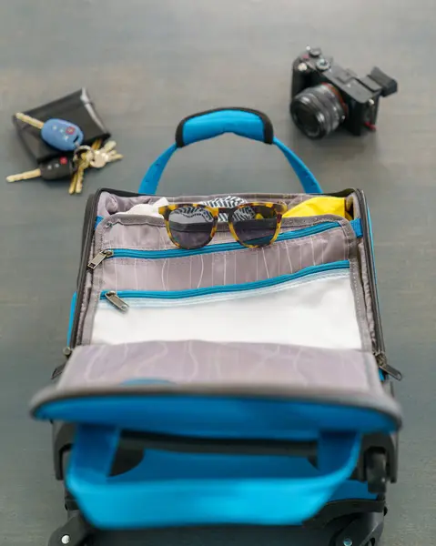 Μικρή Μπλε Τσάντα Αποσκευών Γυαλιά Ηλίου Κάμερα Πορτοφόλι Και Κλειδιά — Φωτογραφία Αρχείου