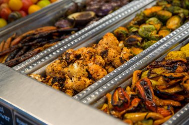 Kızarmış ve baharatlı Karnabahar Sambal gümüş bir kabın içinde diğer ızgara sebzelerle birlikte bir Gıda Barı 'nda..