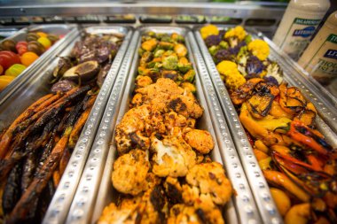 Kızarmış patlıcan, havuç, karnabahar ve salata barında tatlı biber.