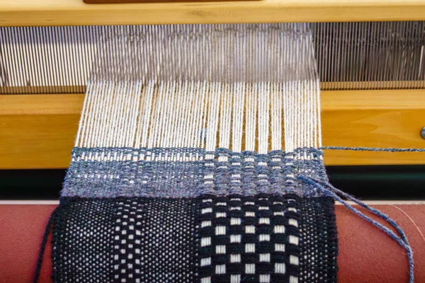 Närbild Golvvävstol Med Svart Vit Och Blå Handvävda Textilier — Stockfoto