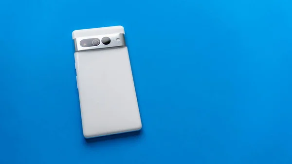 Smartphone Blanco Sobre Fondo Azul Teléfono Está Boca Abajo Con — Foto de Stock