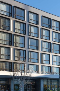Boston, Massachusetts, ABD - 29 Kasım 2018: Gündüz vakti Boston AC Otel 'in yan girişine yakın çekim