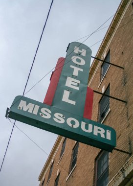 Springfield, Missouri - 15 Mayıs 2010: Springfield şehir merkezindeki 420 Commercial Caddesi 'ndeki eski Missouri Otel Tabelasına bakıyorum..