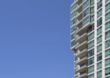 San Diego, California 'daki yüksek katlı bir binanın kısmi görüntüsü