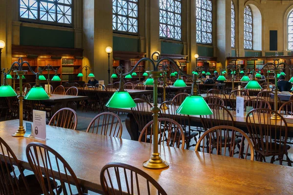 Boston, Massachusetts - 29 Kasım 2018 - Boston Halk Kütüphanesi 'ndeki Bates Hall' un fotoğrafı Yeşil Lambalar ve Ahşap Masalar