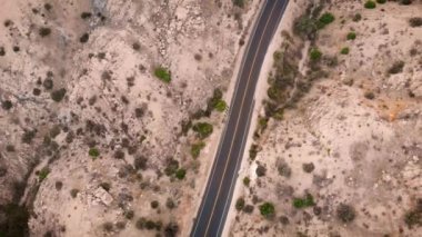 Kaliforniya 'daki Pioneertown Yolu. Asfalt çöl yolunda ilerleyen hava aracı görüntüleri..