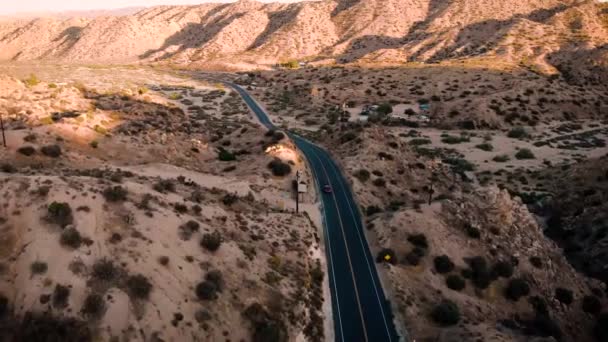 Nagranie Drona Jednego Czerwonego Samochodu Jadącego Drogą Pioneertown Kalifornii Słońce — Wideo stockowe