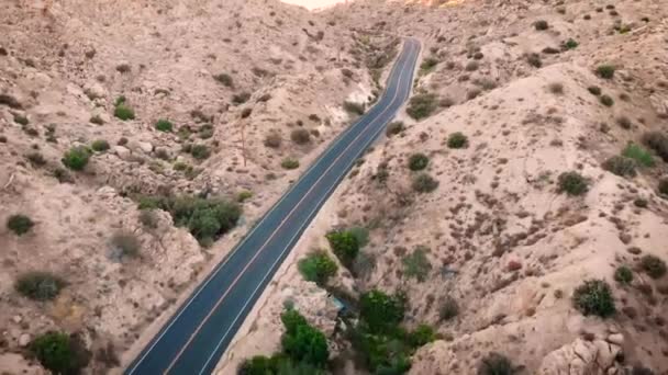 加利福尼亚州Pioneertown沙漠地区附近一条空旷 铺面的沙漠公路的空中无人驾驶镜头 — 图库视频影像