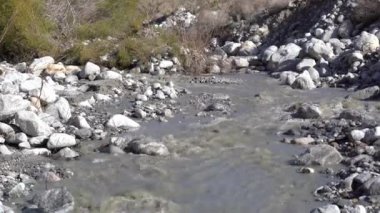 Whitewater Nehrinden akan su, Whitewater Koruma Alanında. Whitewater, California, Riverside County 'de. Su eriyen kardan ve yakın zamanda yağan yağmurdan kaynaklanıyor..