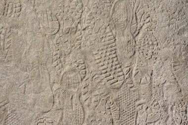 Toprak toprak toprak yürüyüş yolu, birden fazla ayak izi var. Arkaplan fotoğraf dokusu.