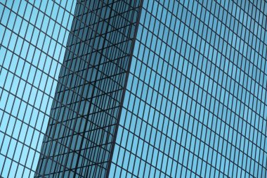 Yansımalı mavi cam gökdelenli bina