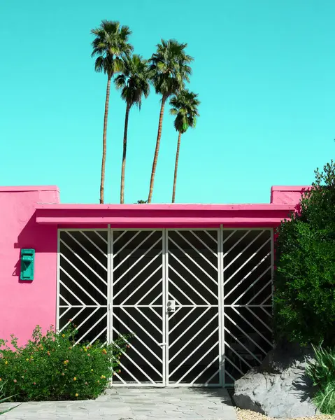 Pembe orta çağ modern evi.