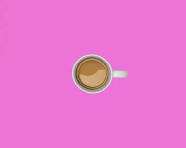 Üzerinde krema olan bir fincan kahvenin fotokopi alanı olan pembe bir arka planı.