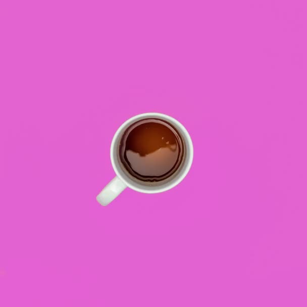 コーヒーとクリームストップモーションアニメーションでいっぱいのカップ — ストック動画