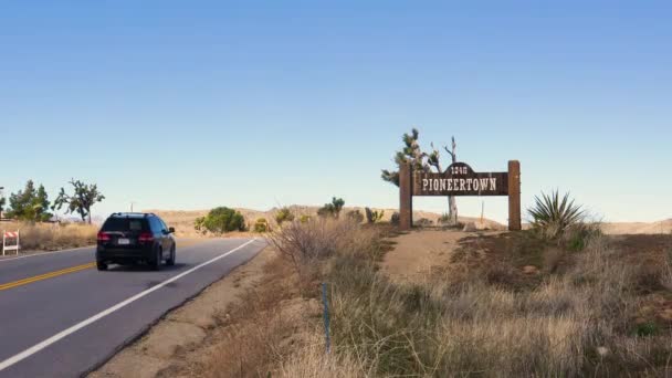 Pioneertown California Pintu Masuk Tanda Dengan Mobil Mengemudi Oleh — Stok Video