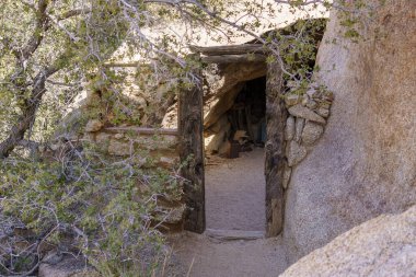 California 'daki Joshua Tree Ulusal Parkı' ndaki Eagle Cliff Madeni 'nin Rustik ahşap kapı çerçevesi.