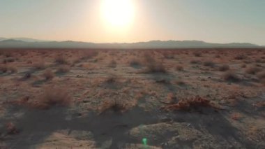 Sabahın erken saatlerinde Mojave Çölü 'nde ve Kaliforniya' daki dağlarda havadan insansız hava aracı görüntüleri.