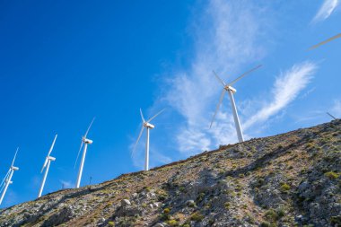 Cabazon yel değirmenleri Whitewater, California yakınlarındaki tepeden görüldü, mavi gökyüzü ve kopyalama alanı ile