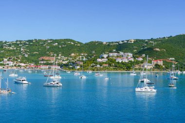 St. Thomas Amerikan Virjin Adaları 'nın limanında beyaz kayıklar ve katamaranlar Havensight yakınlarında Charlotte Amalie.