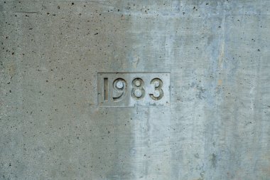 1983 yılı rakamları beton bir duvara kazınmış..