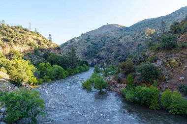 Kern Nehri 'nin su, dağ manzarası ve Kaliforniya' daki Nelson Kampı 'ndaki Johnsondale Köprüsü' nden sabah güneşi manzarası.