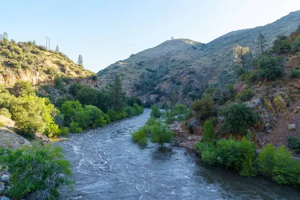 Kern Nehri 'nin su, dağ manzarası ve Kaliforniya' daki Nelson Kampı 'ndaki Johnsondale Köprüsü' nden sabah güneşi manzarası.