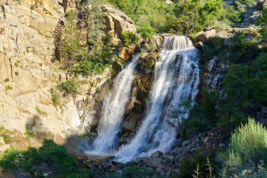 South Creek Şelalesi, Sequoia Ulusal Ormanı 'ndaki Kern Nehri' nin yanında Işık ve Gölge ile Kaliforniya