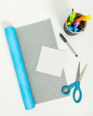 Kabarcık ambalajlı fotoğraf modelleme şablonu beyaz arkaplanda malzeme makası