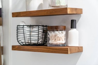 Modern banyo ahşap yüzen raflar tuvalet malzemeleri yakın tatil kiralık ev iç dekorasyonu