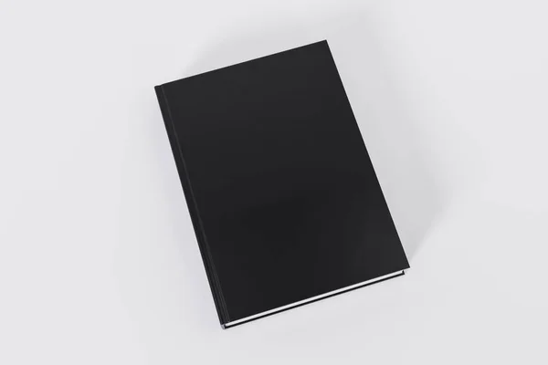 闭合的黑色书籍 背景白色 有复制空间 — 图库照片
