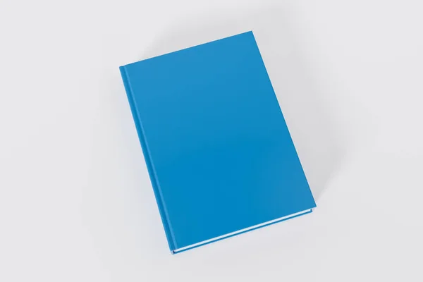 闭合的蓝皮书 背景为白色 有复制空间 — 图库照片