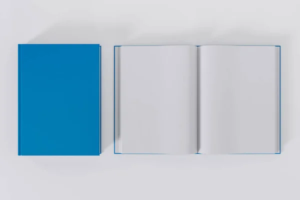 ホワイトバックグラウンドでコピースペースで隔離された開閉ブルーの本 — ストック写真