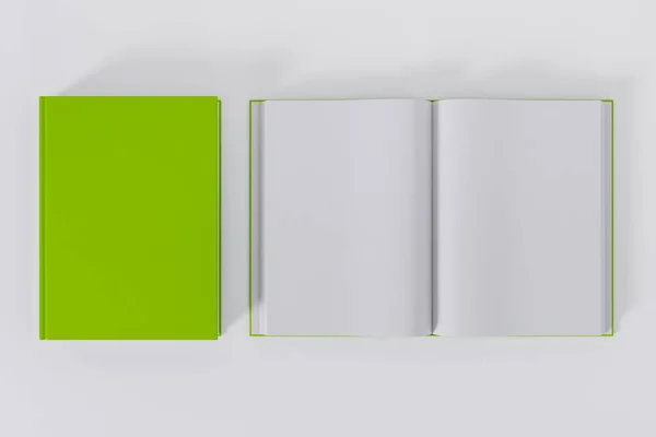 Geöffnete Und Geschlossene Grüne Bücher Isoliert Auf Weißem Hintergrund Mit — Stockfoto