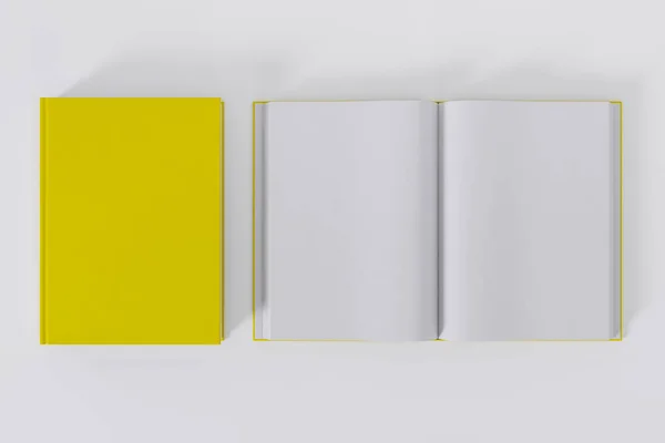 Geöffnete Und Geschlossene Gelbe Bücher Auf Weißem Hintergrund Mit Kopierraum — Stockfoto