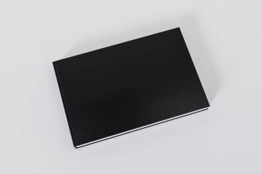 Gri arkaplandaki defteri kapat