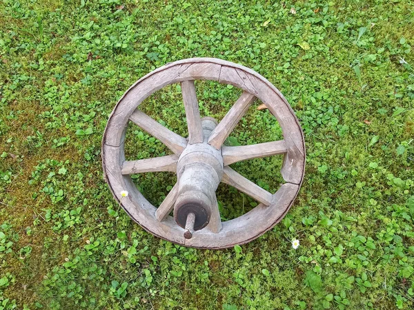 草の車輪の田舎の農場の庭の木製車輪のヴィンテージ ストック写真